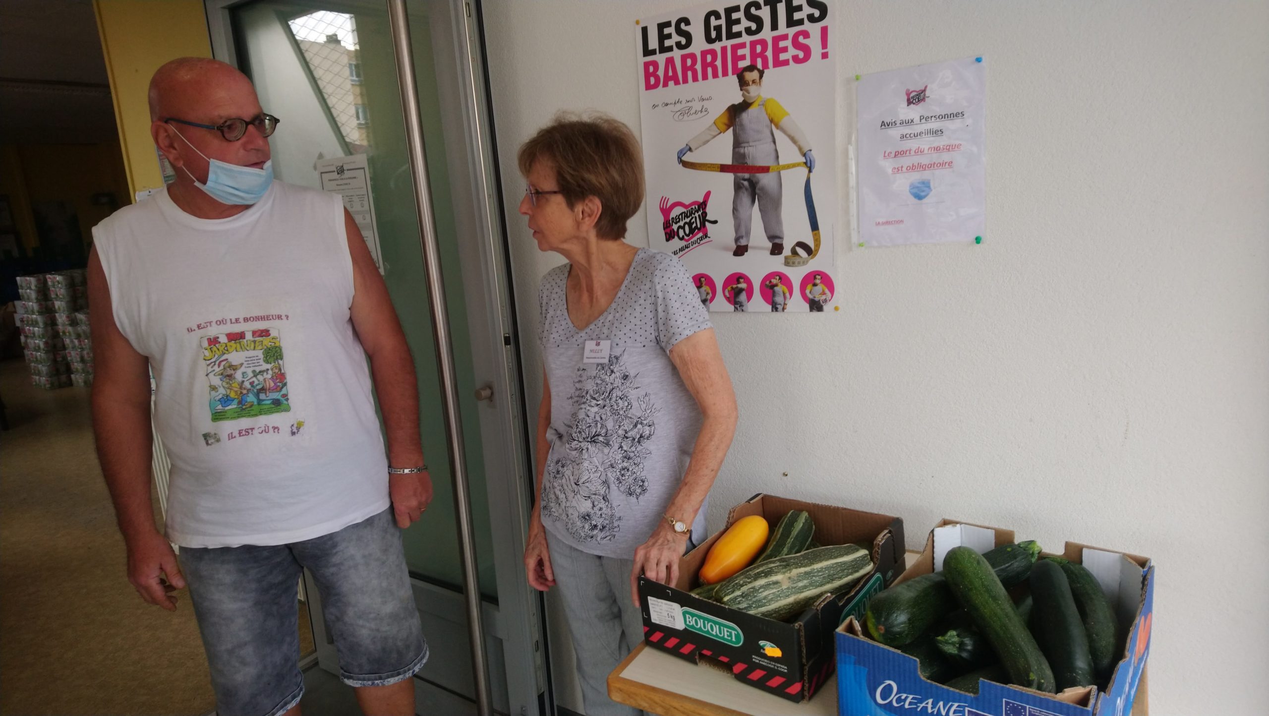 Notre Animateur Michel remettant les légumes à la responsable du site AD21 - 1, rue Morel Retz à Dijon pour les Restos du Cœur